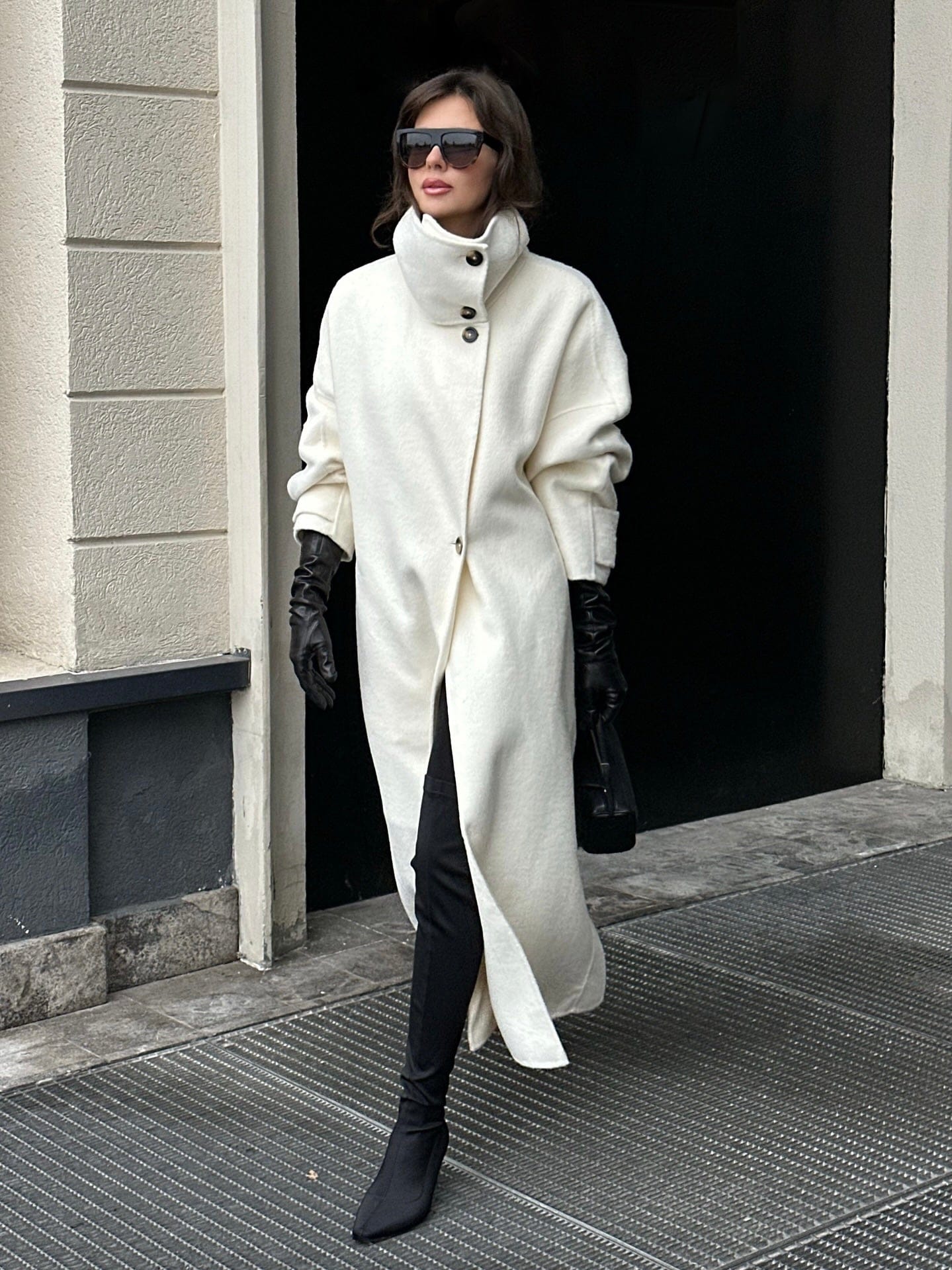 Velira Amaya | Elegant High-Neck Long Coat Balta / S Amaya | Elegantiškas Ilgas Paltas Su Aukštu Kaklu